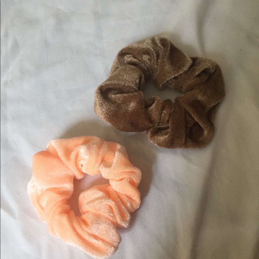 Neutral colored velvet scrunchies - Picture 4 of 4